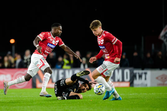 Degerfors Nahom Girmai Netabay och Gustav Lindgren i kamp med Örebros Elias Barsoum