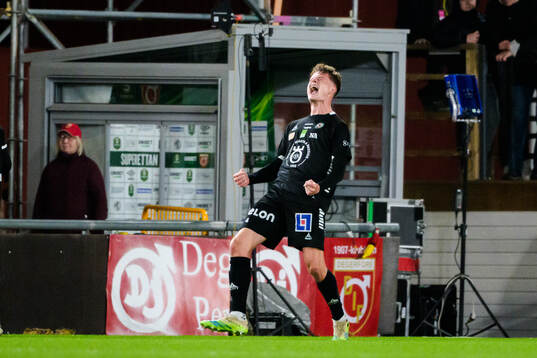 Örebros Erik McCue jublar efter 1-2