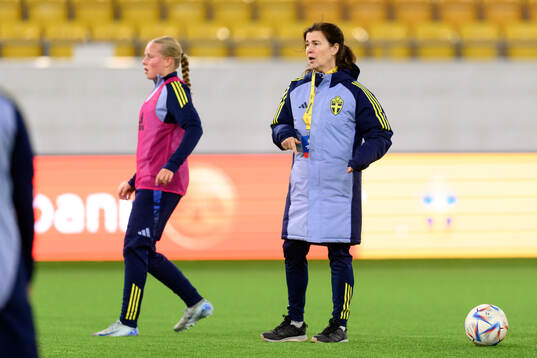 Head coach Lotta Hellenberg of Sweden