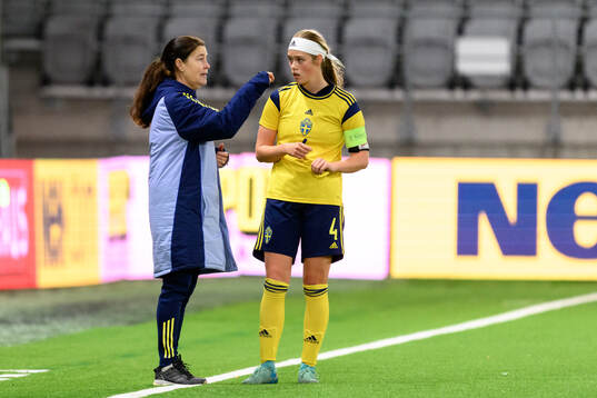 Head coach Lotta Hellenberg and Roos Huitzing of Sweden