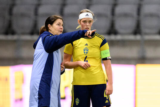 Head coach Lotta Hellenberg and Roos Huitzing of Sweden