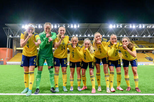 Roos Huitzing, goalkeeper Hanna Karlsson, Filippa Andersson