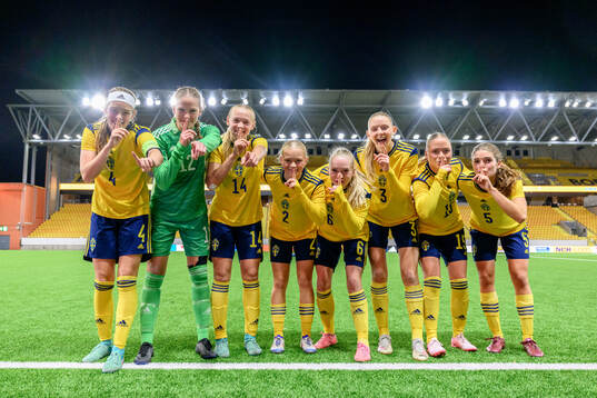 Roos Huitzing, goalkeeper Hanna Karlsson, Filippa Andersson