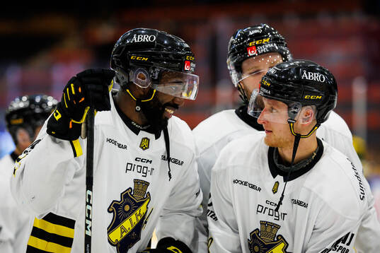 AIKs Daniel Muzito-Bagenda och Oskar Magnusson jublar