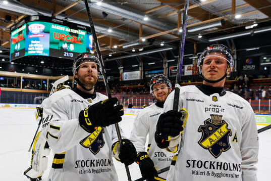 AIKs Lukas Zetterberg och Oskar Magnusson jublar