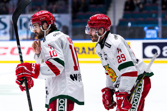 Moras Max Martin och Johan Persson jublar