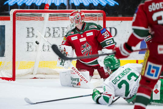 Rögles Josh Dickinson gör 2-1 på Modos målvakt Lassi