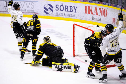 AIKs Theo Hårdstam och gör 0-1 bakom Västerås målvakt