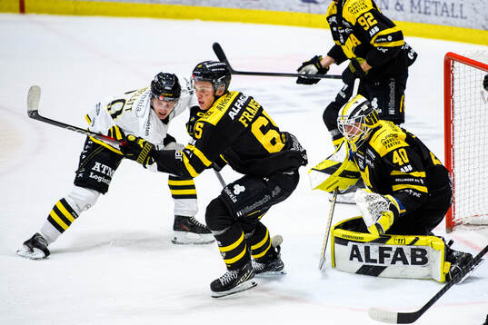 Västerås Noel Fransén och målvakt Rasmus Korhonen