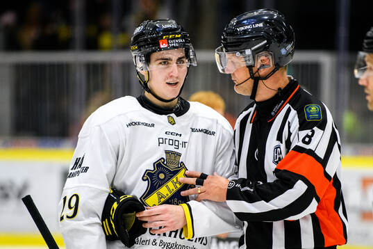 AIKs Daniel Ljungman i diskussion med Domare Mikael Nord