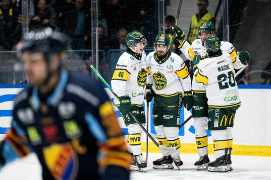 Björklövens Gustav Possler jublar