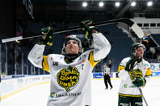 Björklövens Axel Ottosson jublar