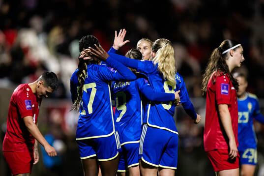 Evelyn Ijeh of Sweden celebrate with team mates