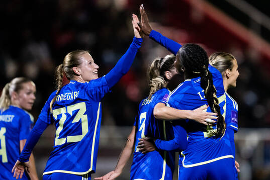 Anna Anvegård celebrates with Evelyn Ijeh of Sweden who