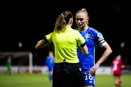 Referee Alexandra Collin in a discussion with Fridolina