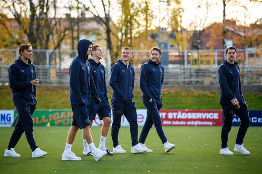 Helsingborgs spelare inspekterar planen