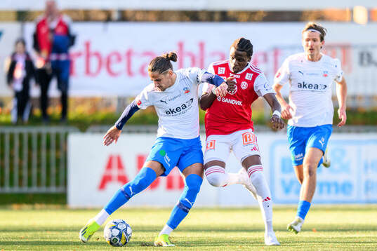 Helsingborgs Ervin Gigovic och Sandvikens IFs Calvin Kabuye