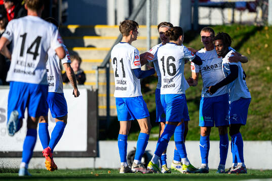 Helsingborgs Benjamin Acquah jublar med lagkamrater efter 0-1