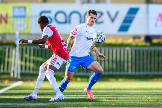 Sandvikens IFs Calvin Kabuye och Helsingborgs Jon Birkfeldt