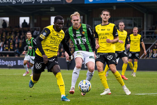 Mjällbys Abdoulie Manneh och GAISs Robin Wendin Thomasson och Mjällbys Rasmus Wikström