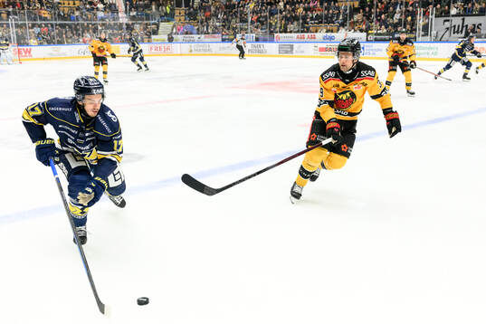 HV71s Isac Brännström och Luleås Pontus Själin