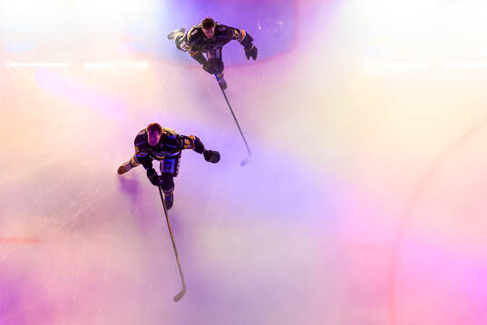 HV71s Joona Luoto och Isac Brännström åker in på isen