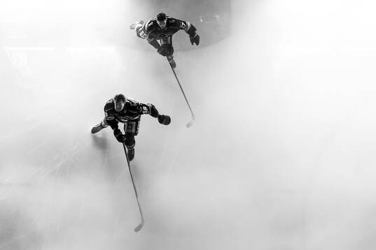 HV71s Joona Luoto och Isac Brännström åker in på isen