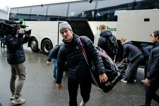 Modos Jesper Olofsson kommer ut ur spelarbussen