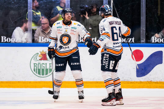 Växjös Manuel Ågren och Eric Martinsson jublar
