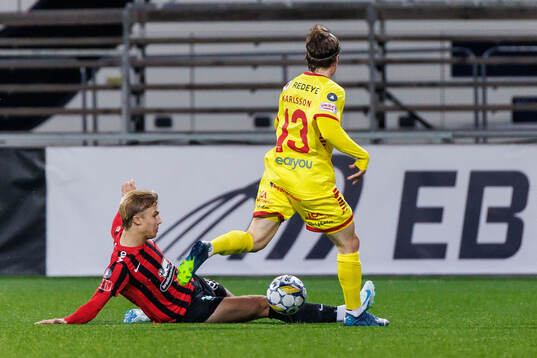 Brommapojkarnas Theo Bergvall och Kalmars Johan Karlsson