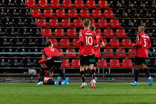 Brommapojkarnas Alexander Jensen jublar 1-0 med Nikola Vasic