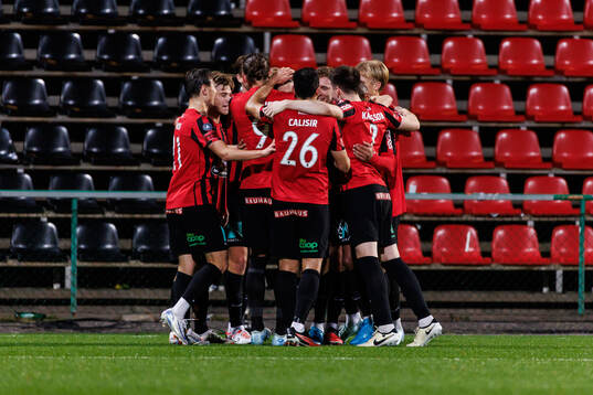 Brommapojkarnas Alexander Jensen jublar 1-0 med lagkamrater