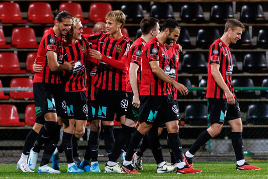 Brommapojkarnas Alexander Jensen jublar 1-0 med lagkamrater