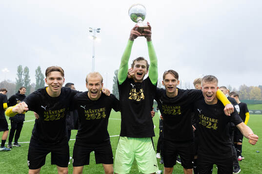 Häckens spelare jublar med pokalen