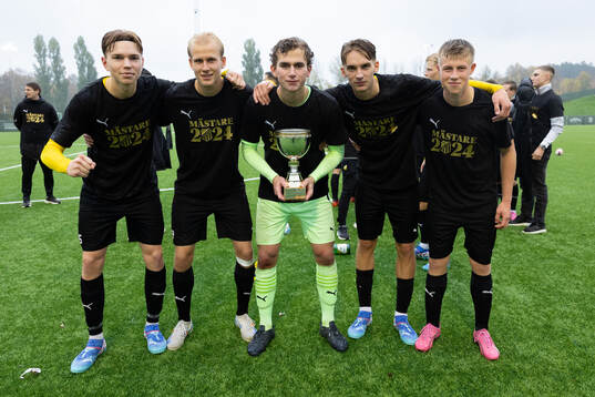 Häckens spelare jublar med pokalen