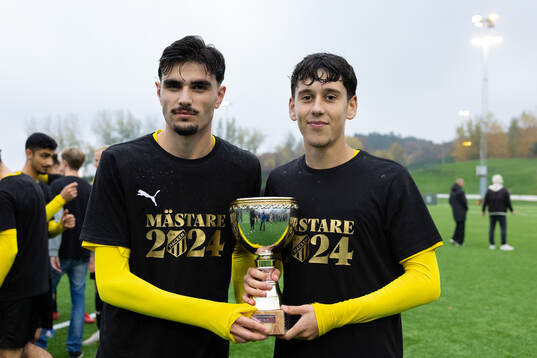 Häckens Nikola Mitrovic och Malte Ljungkull med pokalen