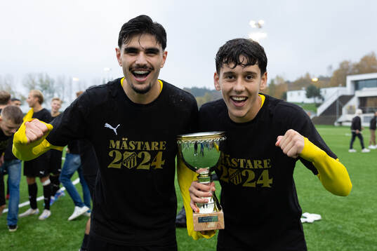 Häckens Nikola Mitrovic och Malte Ljungkull jublar med