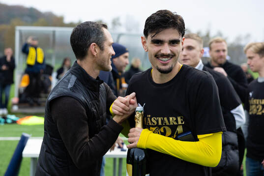 Häckens sportchef Martin Ericsson gratulerar Nikola