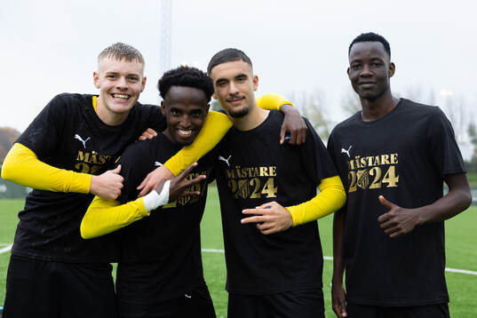 Häckens spelare firar med pokalen