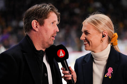 Tre Kronors assisterande Stefan Klockare och Tv4’s Kajsa