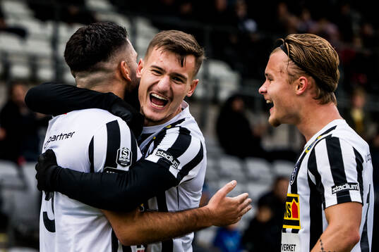 Landskronas Edi Sylisufaj, Robin Dzabic och Vincent Sundberg jublar efter 2-0