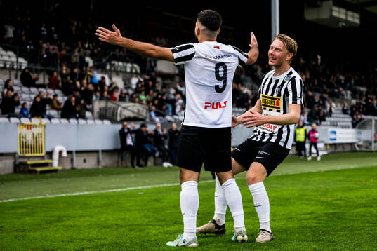 Landskronas Edi Sylisufaj och Adam Egnell jublar efter 2-0