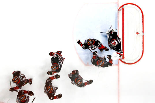 Örebros spelare jublar och tackar målvakt Jhonas Enroth