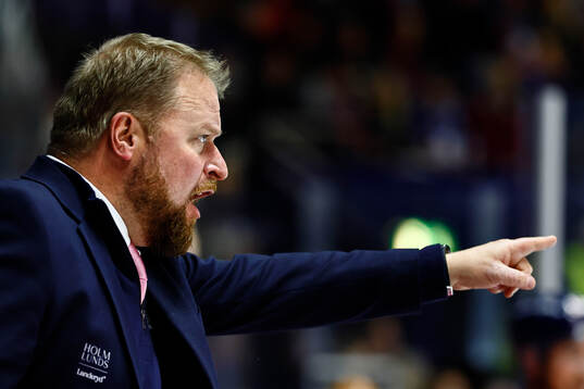 Linköpings tränare Klas Östman reagerar