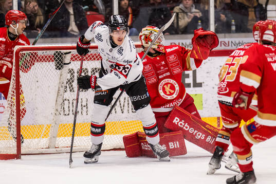 Nybros Felix Olsson och Kalmars målvakt Blake Pietila