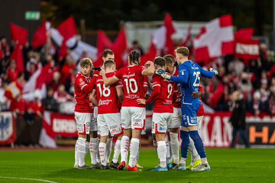 Degerfors spelare samlas