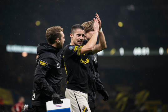 AIKs Dino Besirovic jublar och har ont efter han gjort 2-0
