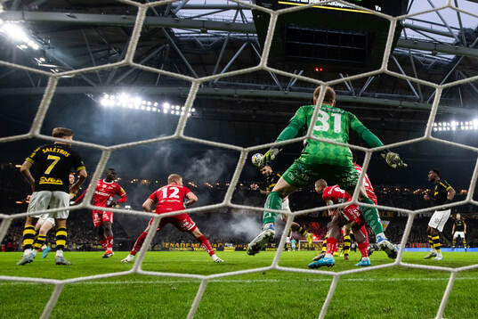 AIKs Ioannis Pittas gör 1-0 bakom Elfsborgs målvakt Isak