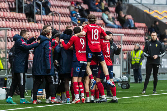Östers David Seger jublar med lagkamrater