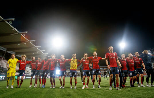 Östers spelarna jublar